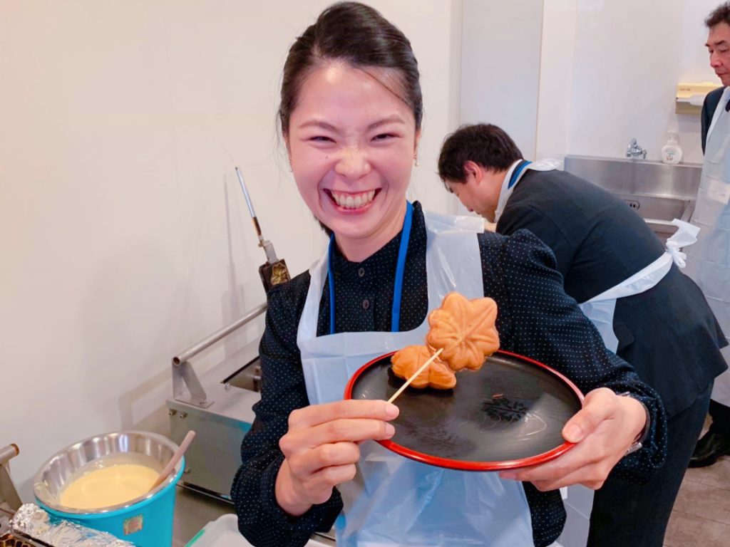 宮島でもみじ饅頭づくり体験