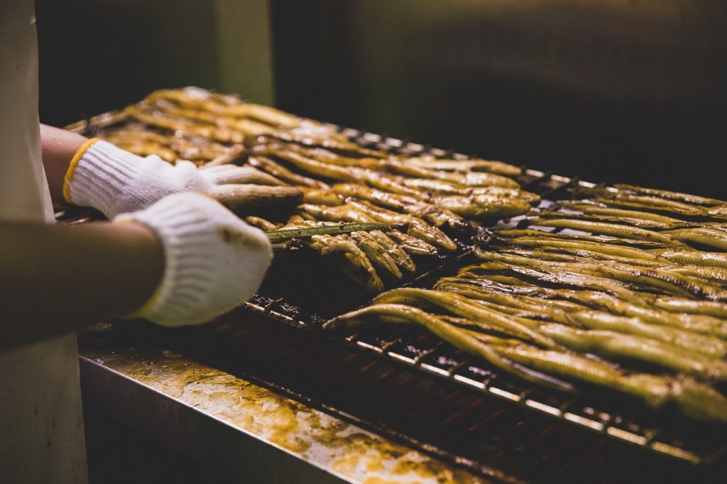 あなごを手焼きしている