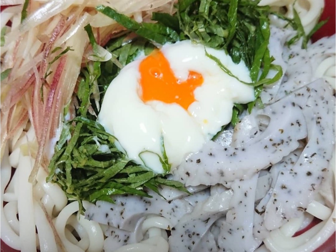 暑い時に食べたい！ゆかり竹輪の冷やしぶっかけうどん